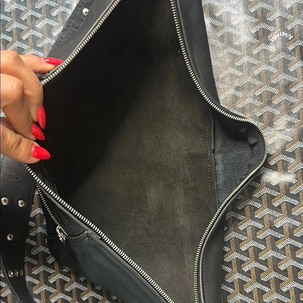Chic Black Belt Bag with Silver Details - Picture 4 of 5